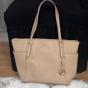 MICHAEL MICHAEL KORS
Jet Set East West Top Zip Tote
